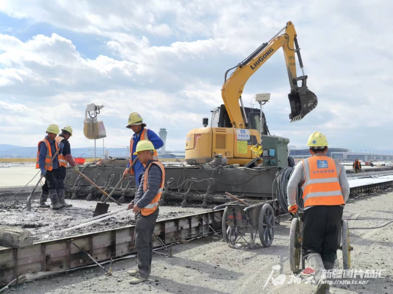 3.10月1日，乌鲁木齐机场改扩建工程施工现场，工人正在紧张进行站坪混凝土浇筑。.jpeg