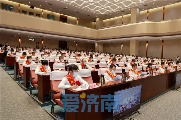 2公司党委书记、董事长李少华参会（第一排左一）.jpg