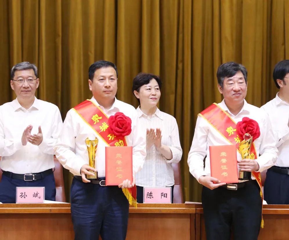 3公司党委书记、董事长李少华上台领奖.jpg